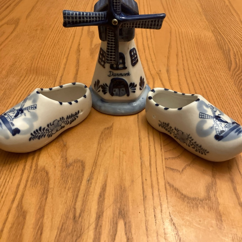 Danmark 3 piece vintage spinning Dutch windmill and 2 Dutch shoes
